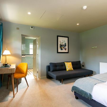 The Cowdray Arms Bed and Breakfast Worth  Exteriör bild