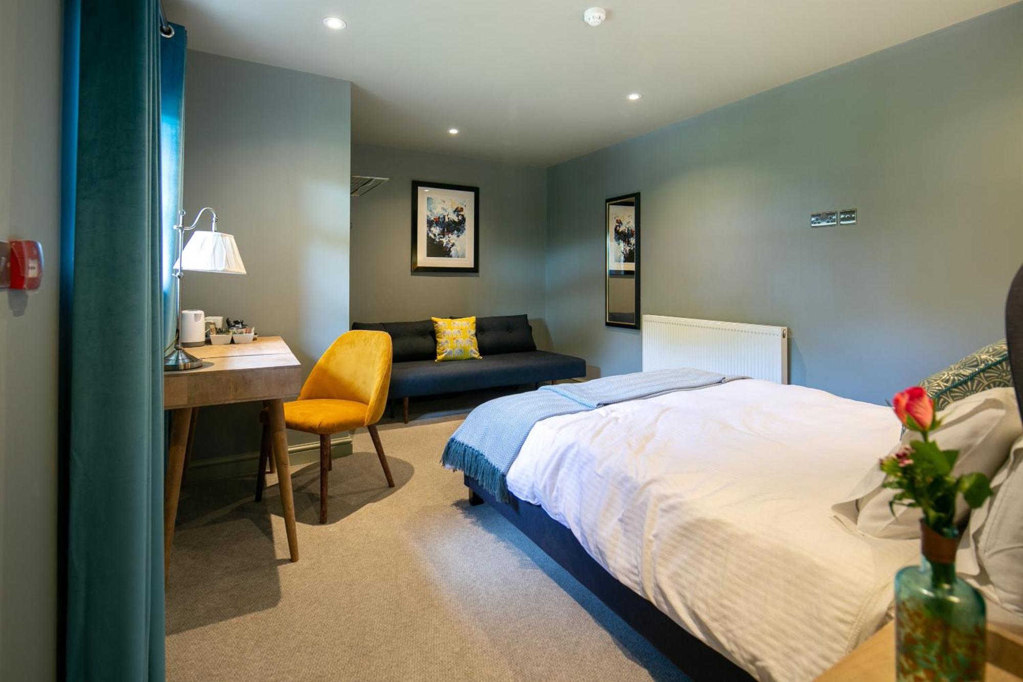 The Cowdray Arms Bed and Breakfast Worth  Exteriör bild