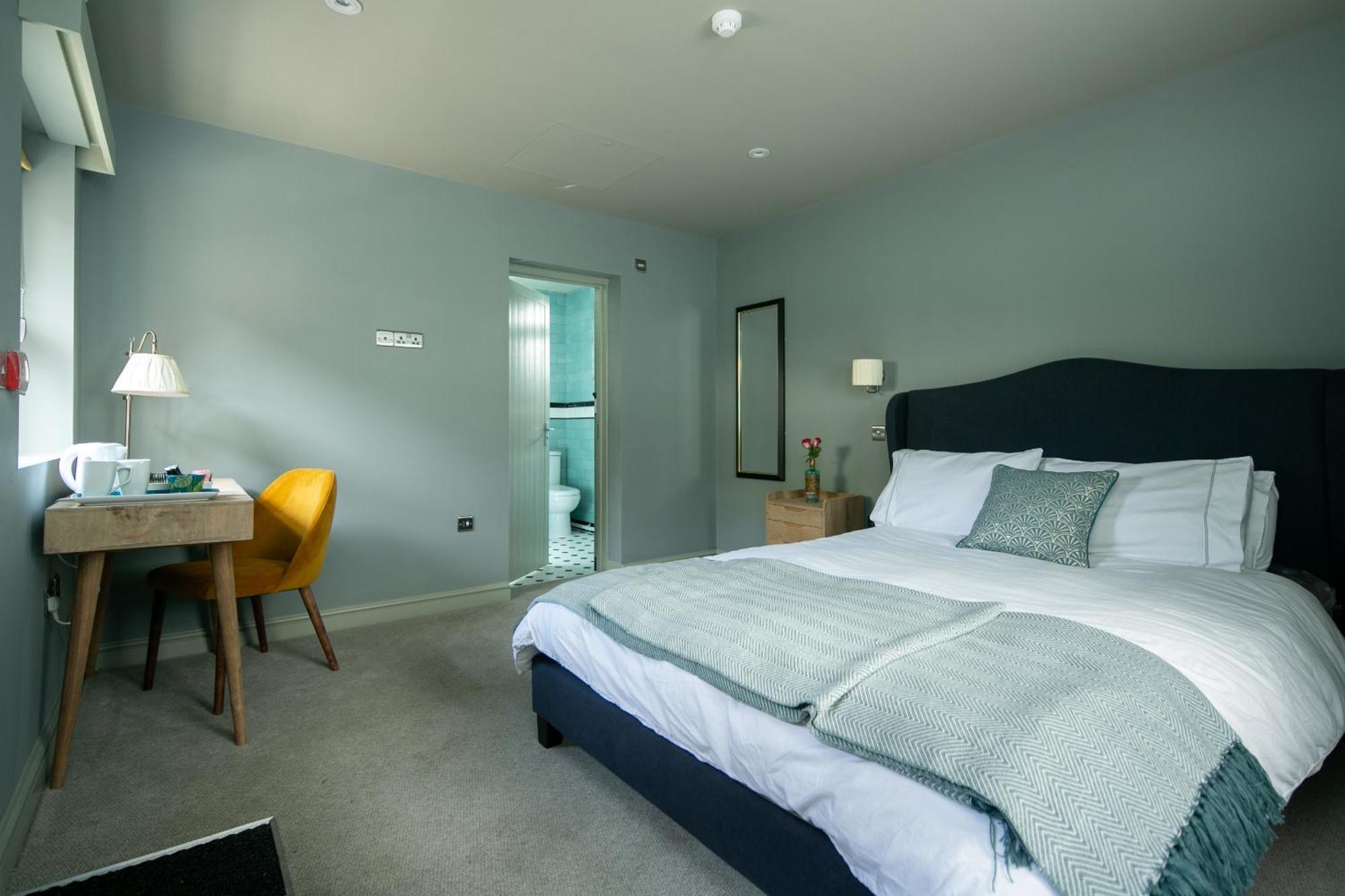 The Cowdray Arms Bed and Breakfast Worth  Exteriör bild