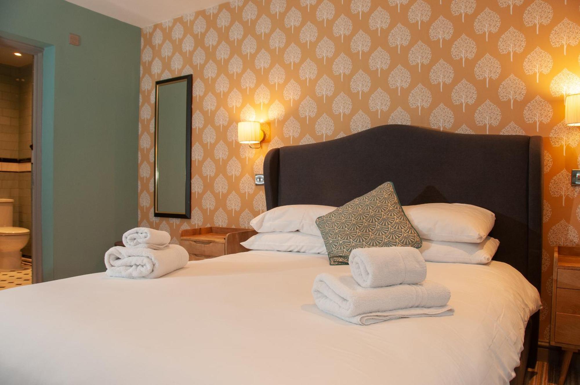 The Cowdray Arms Bed and Breakfast Worth  Exteriör bild