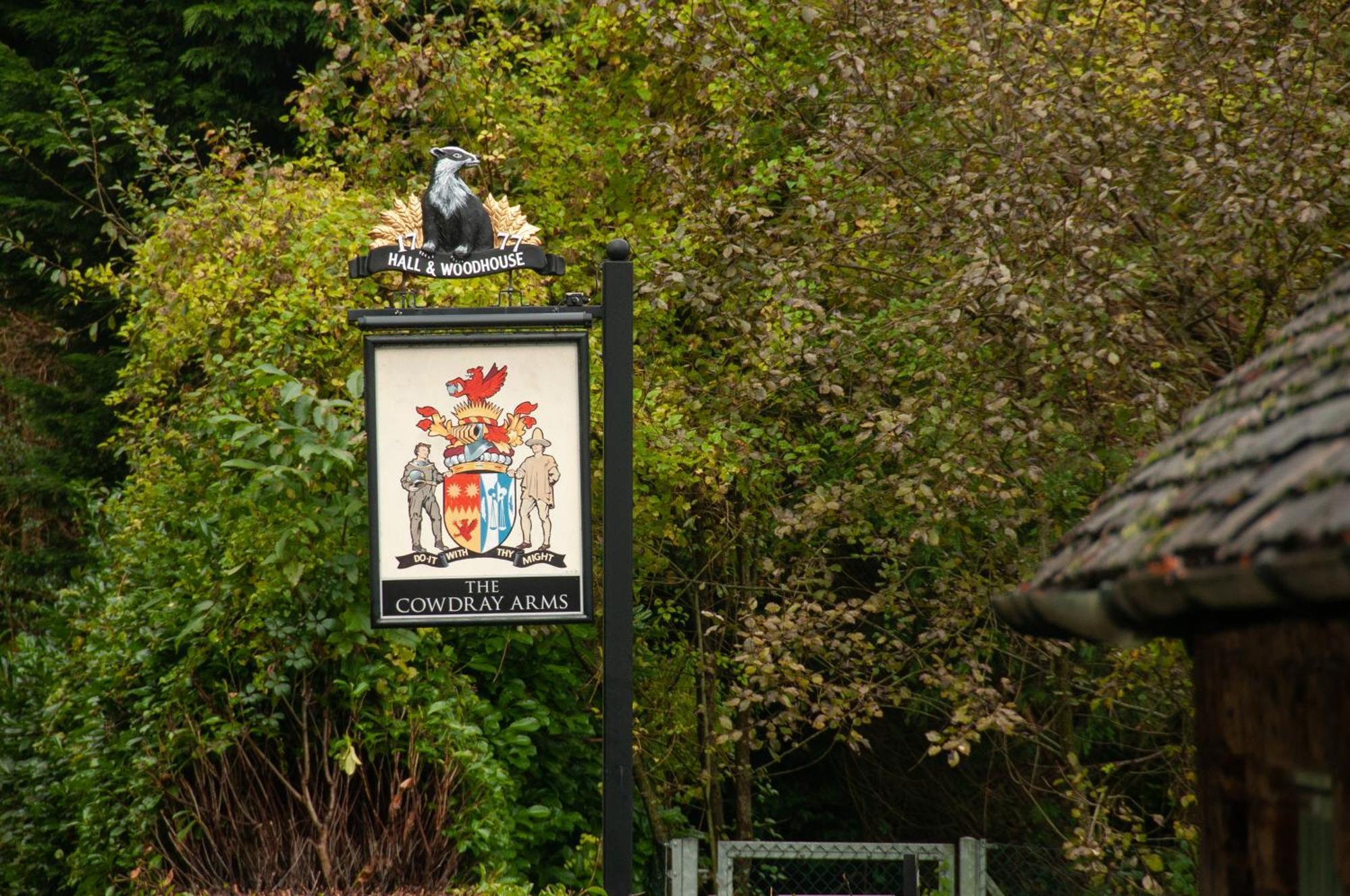 The Cowdray Arms Bed and Breakfast Worth  Exteriör bild